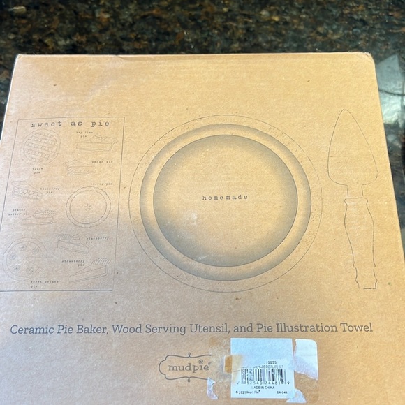 Mud Pie Stoneware Pie Baker, Wood Serving Utensil and Cotton Hand Towel - Picture 9 of 9